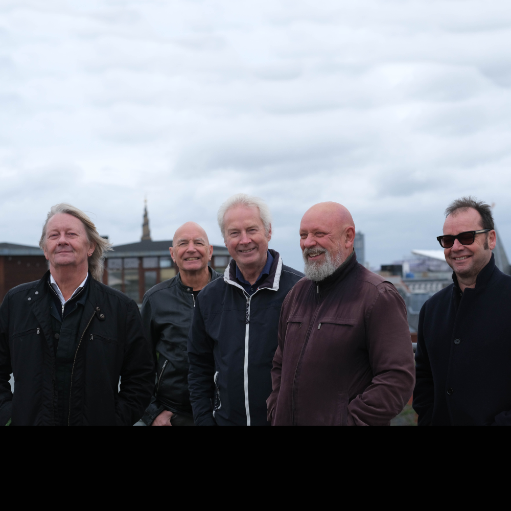 Frede Fup med band med skyline i baggrunden