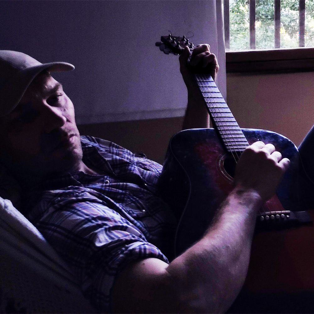 Mikkel Thomas med sin guitar